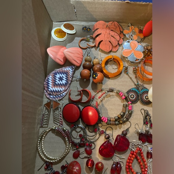 44 Pairs of ❤️🍊Red and Orange Earrings - Picture 5 of 6